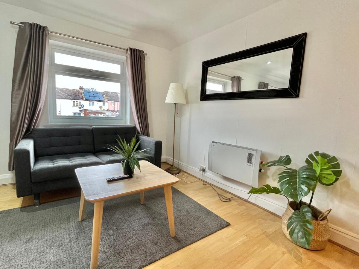 No2326 Tree-Hole Apartman Northolt  Kültér fotó