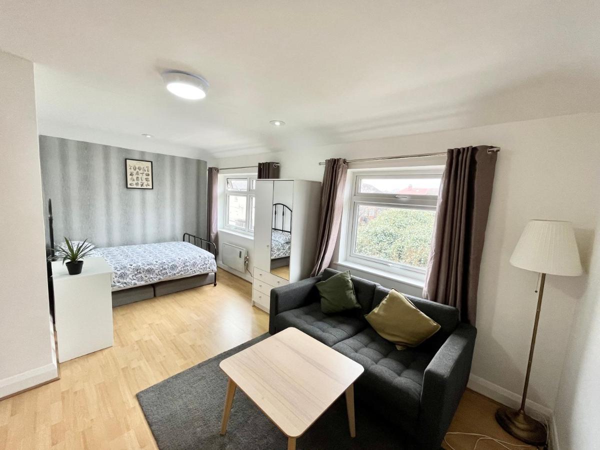No2326 Tree-Hole Apartman Northolt  Kültér fotó